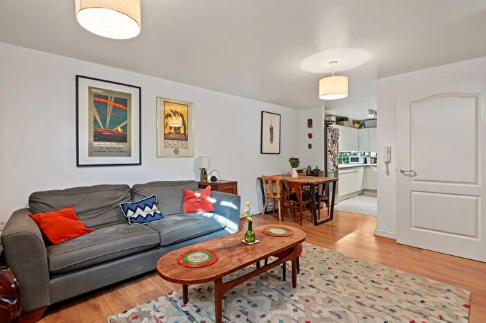 2 Bedroom Flat For Sale In Hornsey Road, London, N7