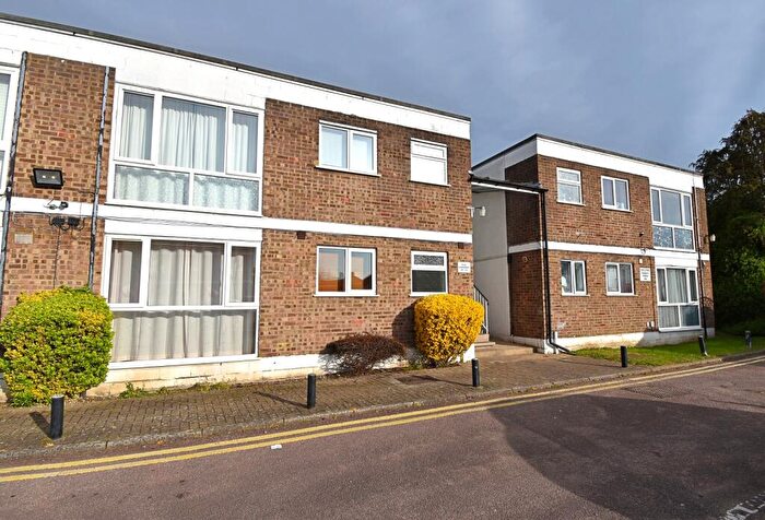 2 Bedroom Flat To Rent In Larkswood Court, The Avenue, Highams Park, London., E4