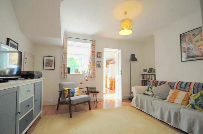 1 Bedroom Flat To Rent In Glengall Road, Peckham, London, SE15