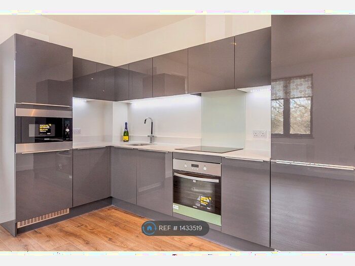 2 Bedroom Flat To Rent In Beaumont House, Chertsey, KT16