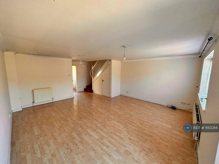 3 Bedroom End Of Terrace House To Rent In Coalmans Way, Burnham, Slough, SL1