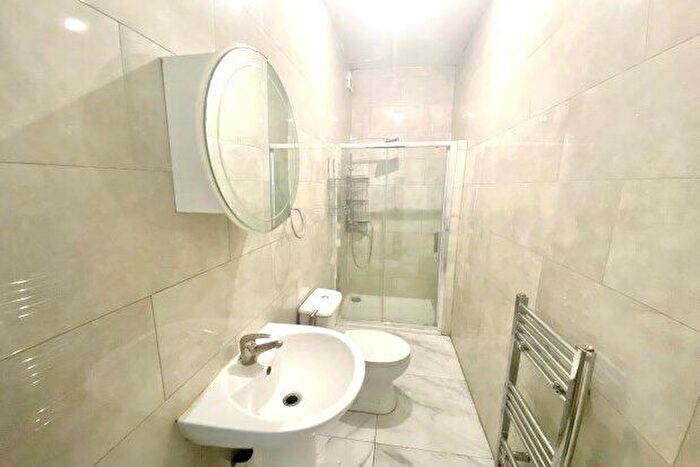 2 Bedroom Flat To Rent In High Road Leytonstone, London, E11