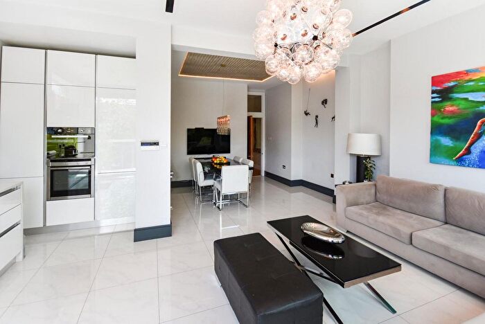 3 Bedroom Flat To Rent In Ballards Lane, London, N12