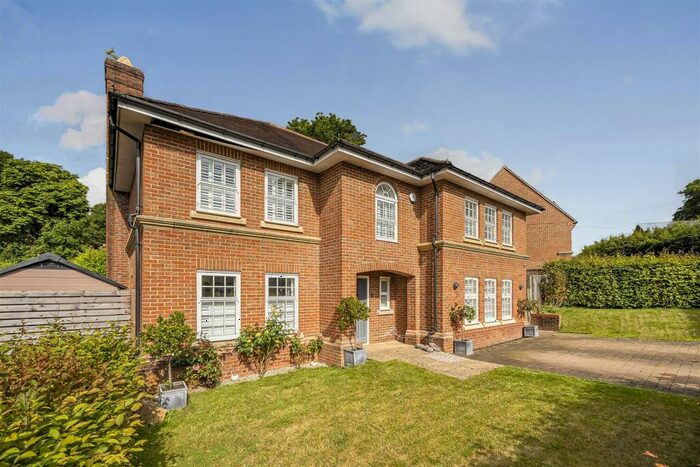 6 Bedroom Detached House To Rent In Harpswood Close, Coulsdon, CR5