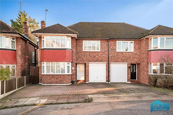 3 Bedroom Semi-Detached House For Sale In Farnham Close, London, N20