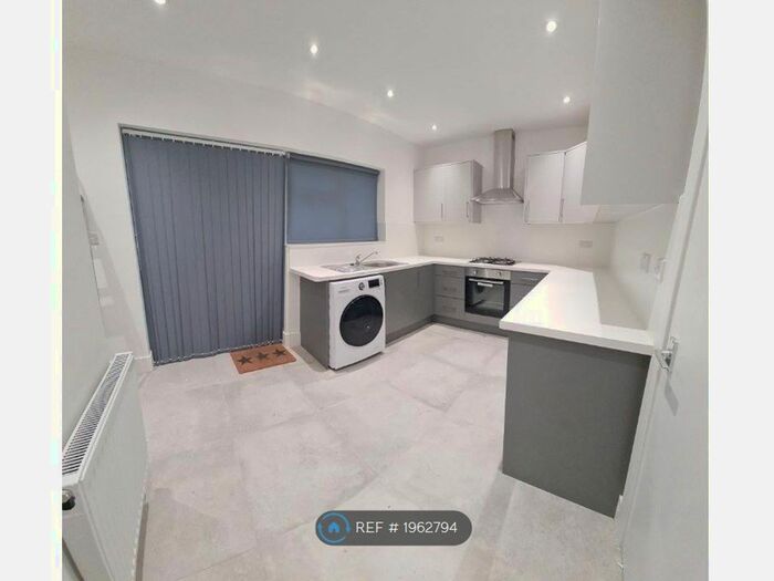 4 Bedroom Semi-Detached House To Rent In Milverton Drive, Ickenham, Uxbridge, UB10