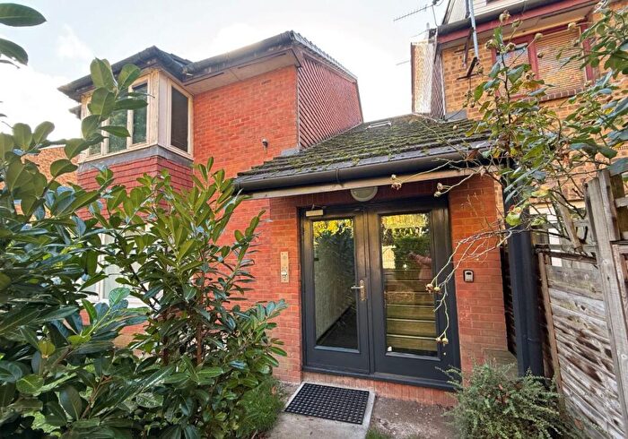 1 Bedroom Flat For Sale In Mead Avenue, Slough, Berkshire, SL3