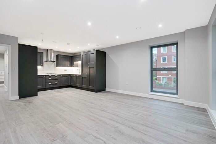 2 Bedroom Apartment To Rent In Queens Road, Weybridge, Surrey, KT13