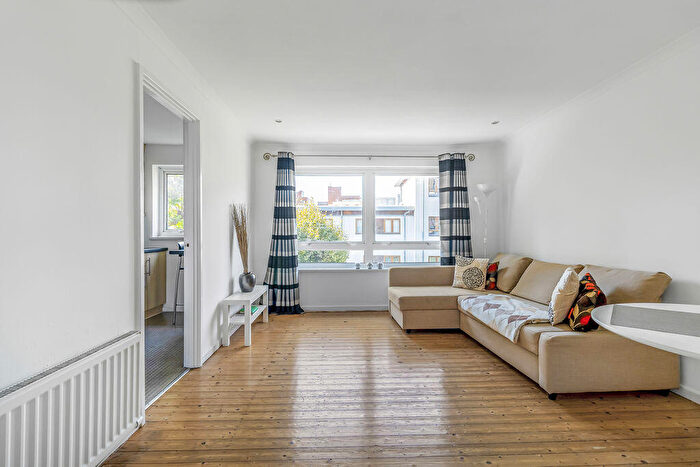 1 Bedroom Flat To Rent In Regent Square, Bow, E3