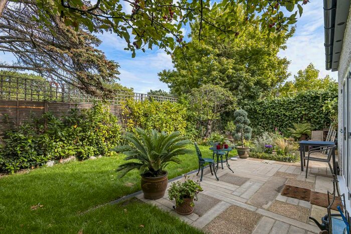 3 Bedroom Apartment To Rent In Great North Road, Highgate, N6