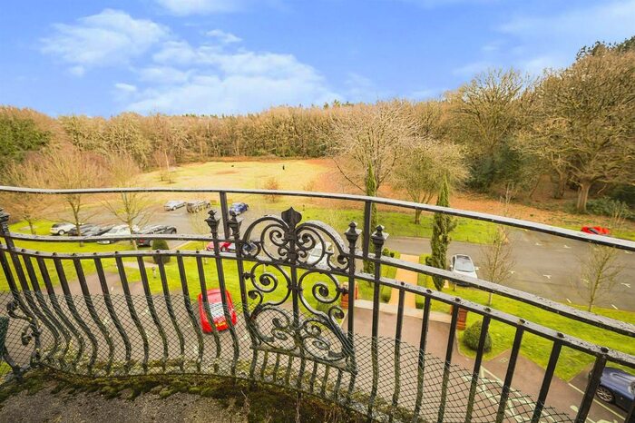 2 Bedroom Flat For Sale In Kingswood Park, Kingswood, Frodsham, WA6
