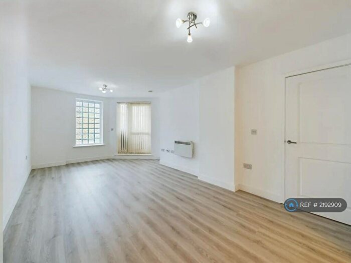2 Bedroom Flat To Rent In Grays Place, Slough, SL2