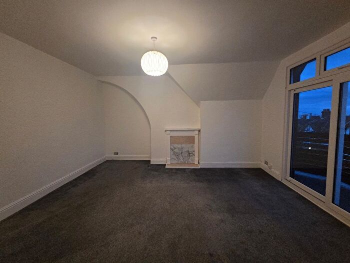 2 Bedroom Flat To Rent In Valkyrie Road, Westcliff-On-Sea, SS0