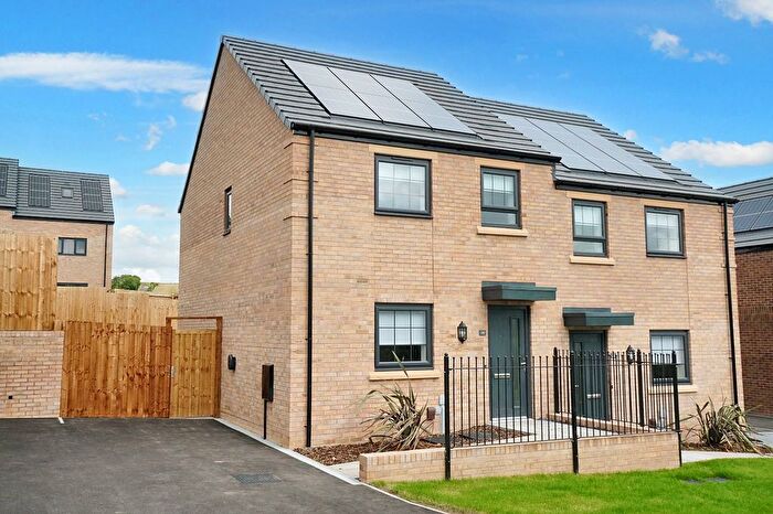 3 Bedroom Semi-Detached House To Rent In Lincoln Drive, Gedling, Nottingham, Nottinghamshire, NG4