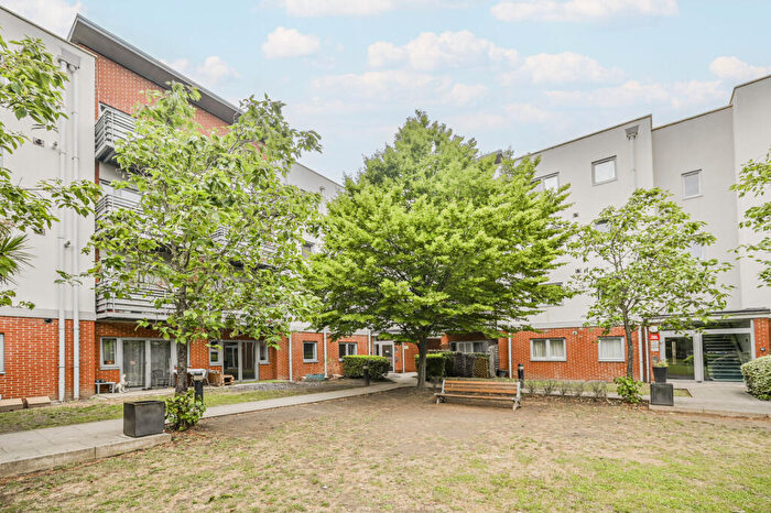 1 Bedroom Flat For Sale In Cannock Court, Walthamstow, London, E17