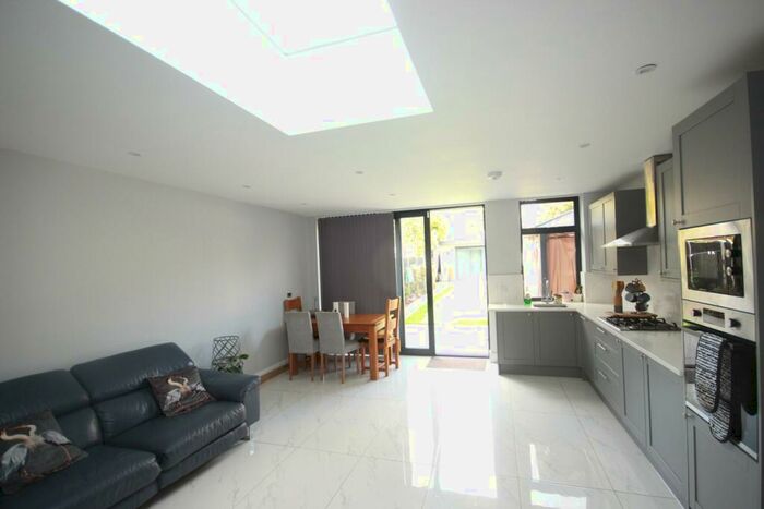 4 Bedroom Detached House To Rent In Haymill Road, Slough, SL2