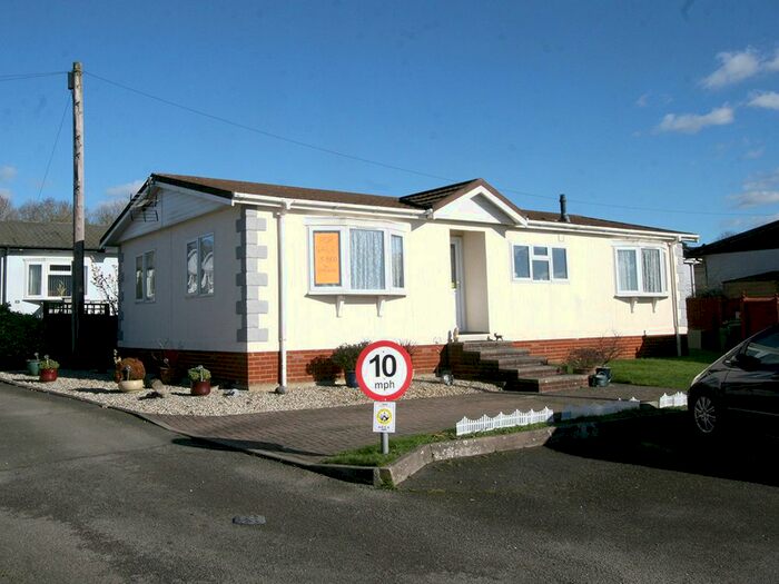 3 Bedroom Mobile/park Home For Sale In Yew Tree Park Homes, Ashford, TN27