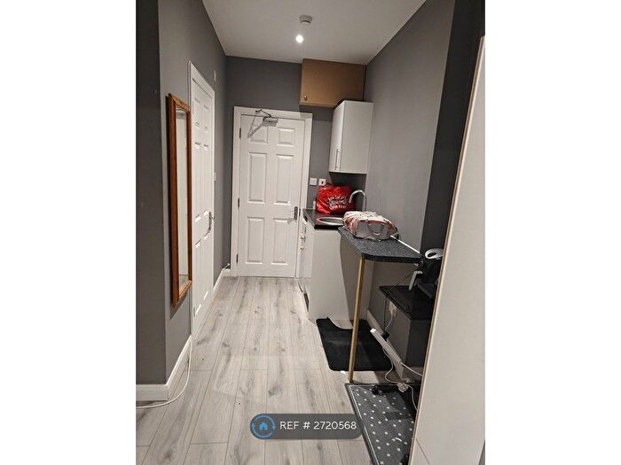 1 Bedroom Flat To Rent In Penderry Rise, London, SE6