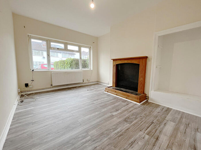 2 Bedroom Maisonette To Rent In Cornwall Avenue, Slough, SL2