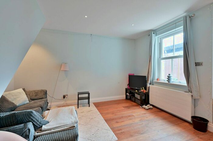 3 Bedroom Flat To Rent In Upper Richmond Road, Putney, London, SW15