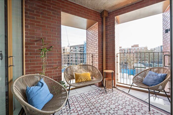 2 Bedroom Flat For Sale In Wansbeck Road, Hackney, E3