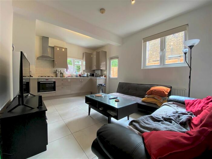 2 Bedroom Flat To Rent In Blackshaw Road, London, SW17