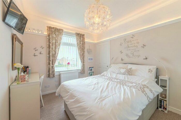2 Bedroom Flat For Sale In Crewe Terrace, Edinburgh, EH5