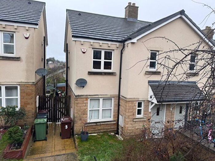 3 Bedroom End Of Terrace House For Sale In Palmer Green, Farsley, Pudsey, LS28