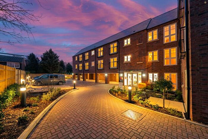2 Bedroom Flat For Sale In Great North Road, Hatfield, AL9