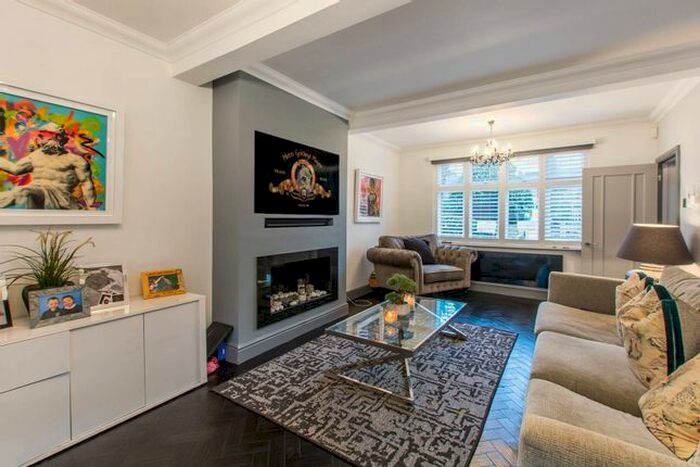 5 Bedroom Semi-detached House For Sale In College Gardens, Chingford, London, E4