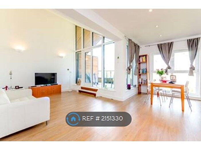 2 Bedroom Flat To Rent In Stratford Court, Woking, GU21