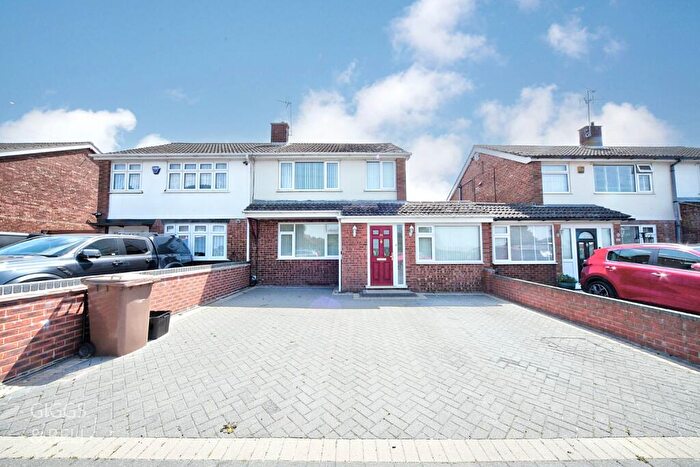 4 Bedroom Semi-Detached House For Sale In Kinross Crescent, Luton, Bedfordshire, LU3