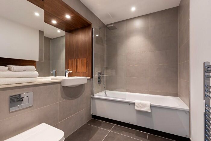 2 Bedroom Apartment To Rent In Harbour Way, London, E14