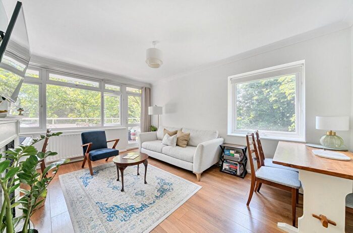 2 Bedroom Flat To Rent In Pagoda Gardens, Blackheath, London, SE3