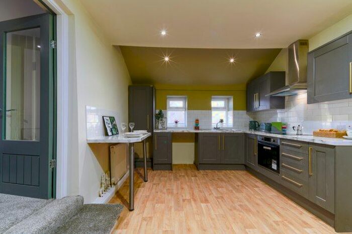 2 Bedroom Flat To Rent In Lee Lane, Bolton, BL6