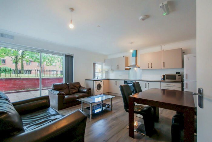 4 Bedroom Maisonette To Rent In Bodmin Grove - Bath Student Property, B7