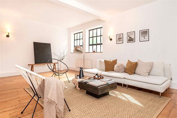 2 Bedroom Flat For Sale In Varden Street, Stepney Green, E1