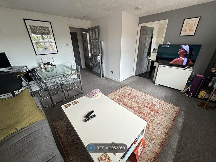 2 Bedroom Flat To Rent In Macmillan Way, London, SW17