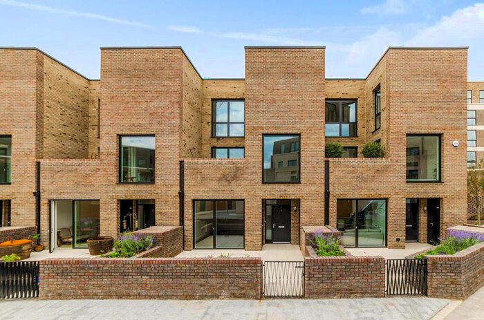 2 Bedroom Property To Rent In Potters Row, Stratford, London, E20