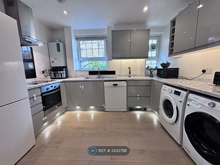 3 Bedroom Flat To Rent In Chessington House, London, SW8