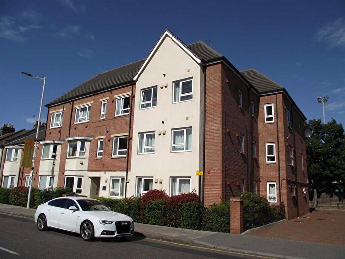 Flat To Rent In Tarragon Court, - Green Lane, Ilford, IG1