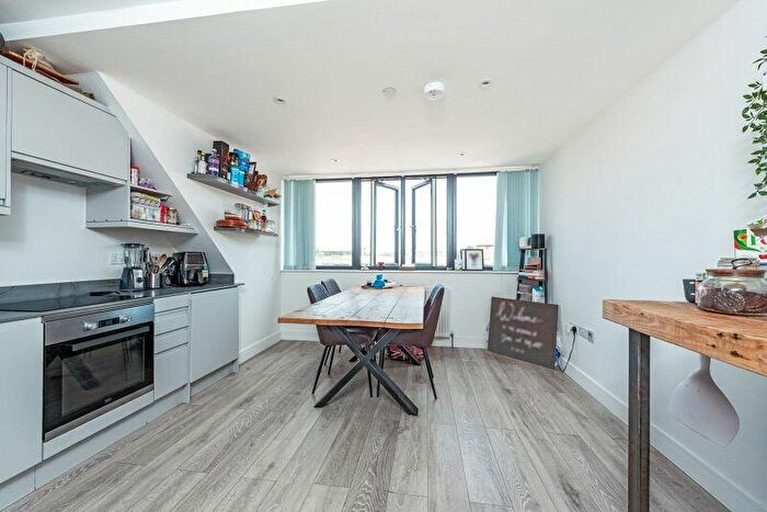 2 Bedroom Flat To Rent In High Street, Leatherhead, KT22