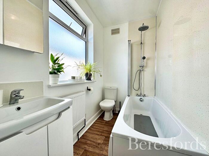 2 Bedroom Bungalow For Sale In Betterton Road, Rainham, RM13
