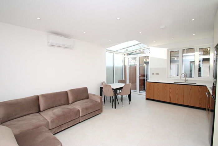 2 Bedroom House To Rent In Selsdon Road, South Croydon, CR2