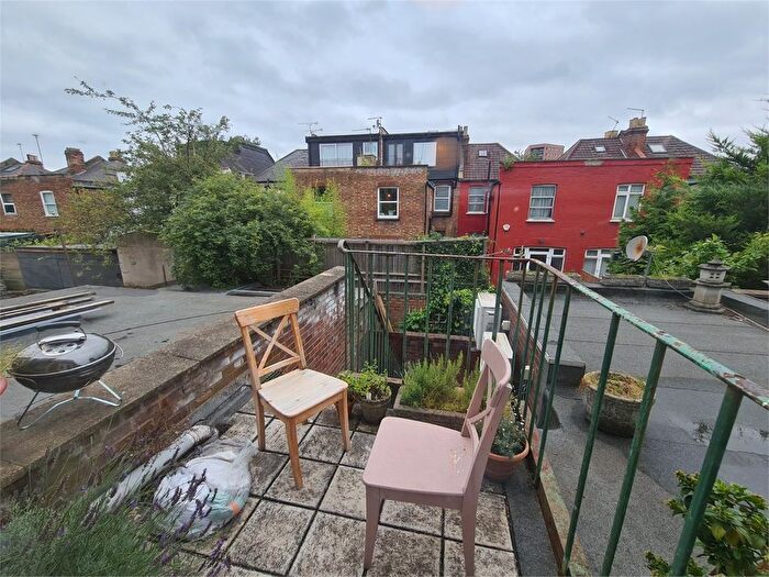 3 Bedroom Flat To Rent In High Road, London, N2