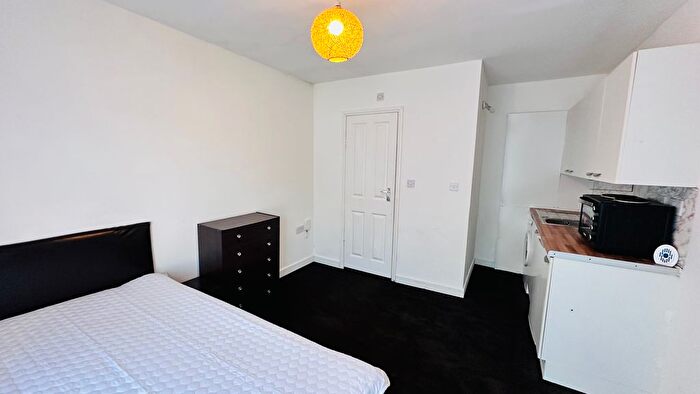 Studio To Rent In Thorn Close, Northolt, UB5