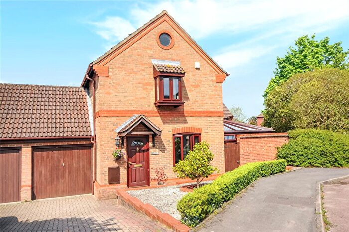 3 Bedroom Link Detached House For Sale In Simkins Close, Winkfield Row, Berkshire, RG42