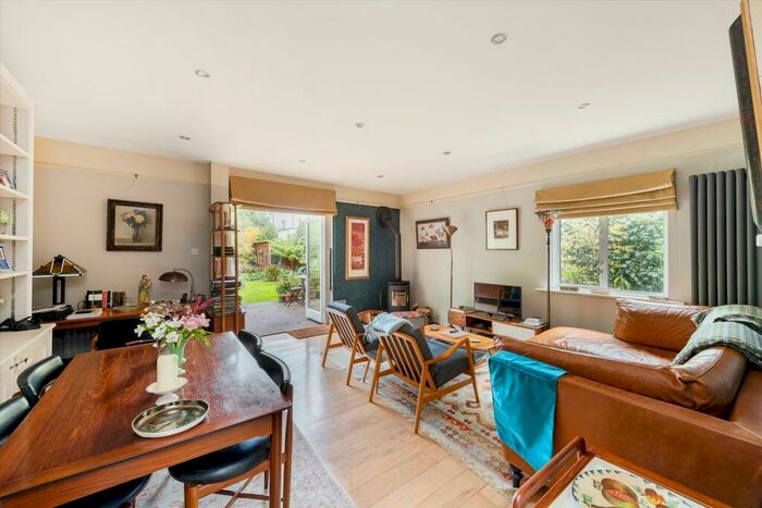 3 Bedroom Apartment To Rent In Finchley Road, Temple Fortune, NW11