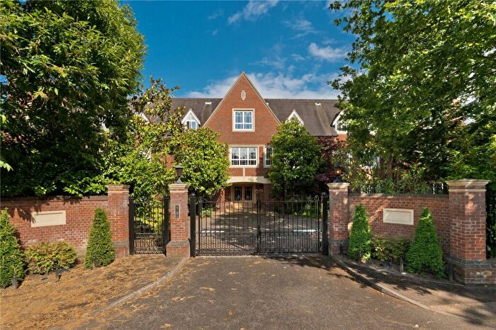 2 Bedroom Apartment For Sale In Ormonde Place, Old Avenue, Weybridge, Surrey, KT13