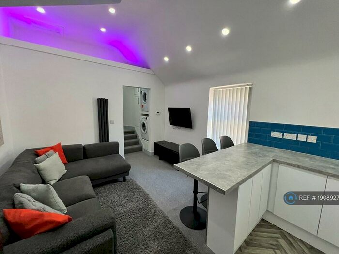 3 Bedroom Flat To Rent In Cathay's, Cardiff, CF24